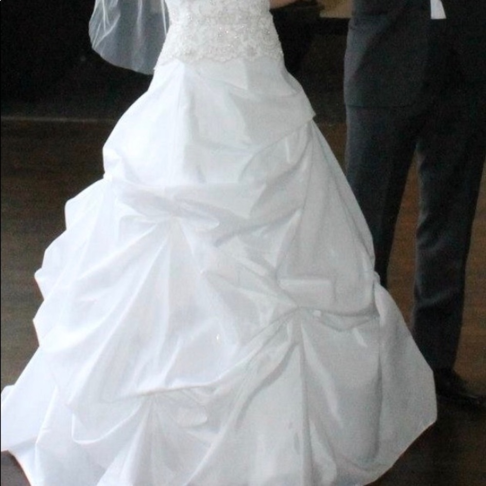 David’s Bridal A line gown with veil ❤️
